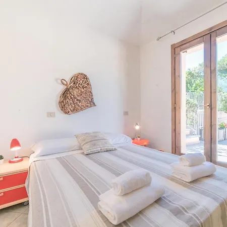 Villa Turchese . . 3 Bdr 2 Bth . Ac